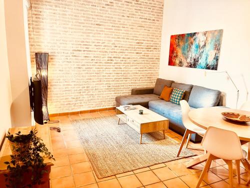 sala de estar con sofá y mesa en Casa 1928 - 1 DER - Plaza de España en Sevilla