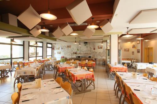 En restaurant eller et andet spisested på VVF Côte de Granit Rose à Trébeurden