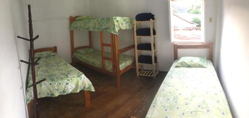 Katil dua tingkat atau katil-katil dua tingkat dalam bilik di Hostel do Coreto
