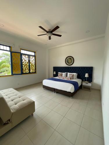 1 dormitorio con 1 cama y ventilador de techo en LA ALBACEA, en Quimbaya