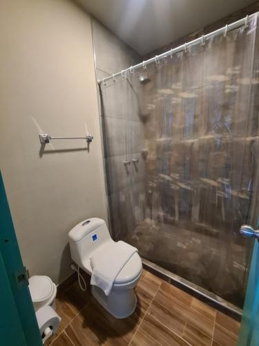 キンバヤにあるLA ALBACEAのバスルーム(トイレ、シャワー付)