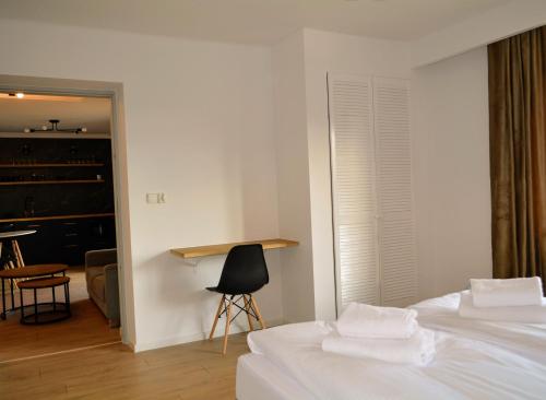 Un pat sau paturi într-o cameră la Leśna Muzyka Apartment Limanowa