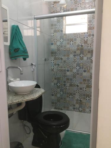 een badkamer met een douche, een toilet en een wastafel bij Hostel do Coreto in Mucugê