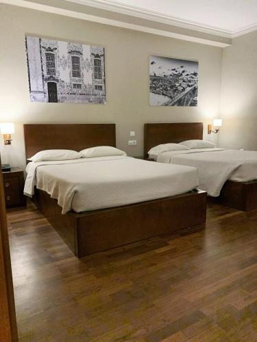 two beds in a hotel room with two at Hotel Puma in Maia