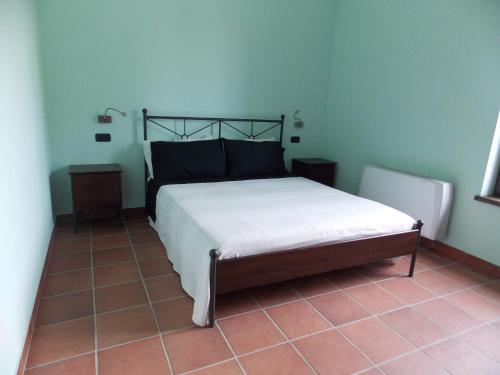 sypialnia z łóżkiem w niebieskim pokoju w obiekcie Agriturismo La Farazzina w mieście Oleggio