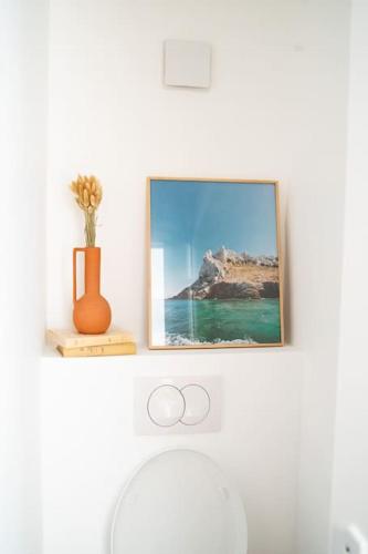une photo de l'océan et un vase sur une étagère dans l'établissement 2SAIN 2 Studio Familial Paradis by Maison Acacia, à Marseille