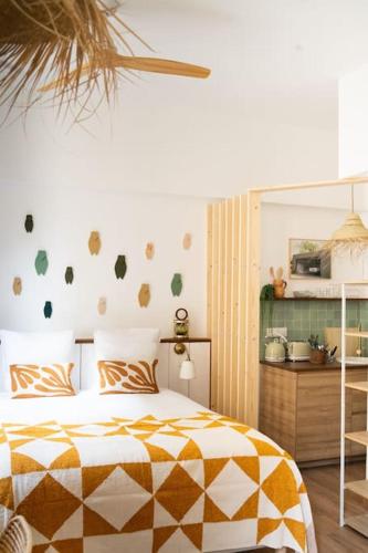 une chambre avec un lit et une cuisine dans l'établissement 2SAIN 2 Studio Familial Paradis by Maison Acacia, à Marseille