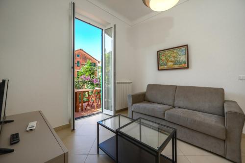 een woonkamer met een bank en een glazen tafel bij Nettuno, TerreMarine in Monterosso al Mare