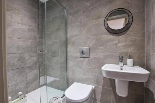 ein Bad mit einem WC, einem Waschbecken und einer Dusche in der Unterkunft Adorable 1 Bedroom Flat in Leeds - Sleeps 4 in Leeds