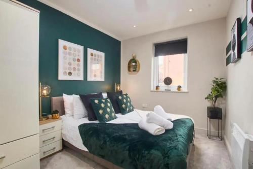 a bedroom with a bed with a green couch at Adorable 1 Bedroom Flat in Leeds - Sleeps 4 in Leeds