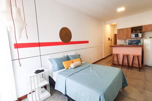 um quarto com uma cama azul e uma cozinha em Studio reformado e Internet rápida praça Roosevelt em São Paulo