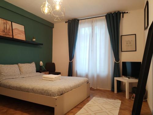 - une chambre avec un lit et une fenêtre dans l'établissement Chambre proche Saint Charles et Port avec Netflix, à Marseille