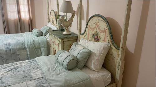 Un dormitorio con una cama con almohadas. en Finca Libelulas, en Pedasí Town