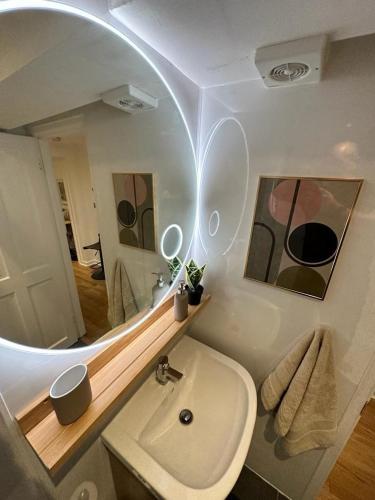 Ένα μπάνιο στο Town Centre Apartment with Hot Tub