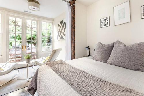 En eller flere senge i et værelse på Pacific Heights Victorian Garden Suite