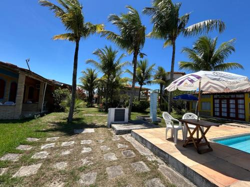 プラドにあるRecanto dos Passárosのパティオ(テーブル、プールサイドのパラソル付)