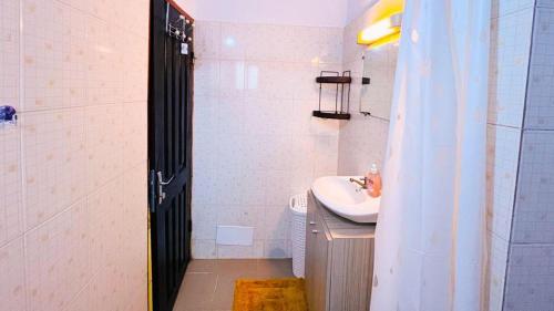Koupelna v ubytování Large studio at your disposal in Abidjan