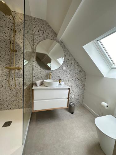 ein Badezimmer mit Waschbecken und Spiegel in der Unterkunft Gîte L'Estran à Equihen Plage équipée pour 6 personnes + 1 bébé in Équihen-Plage