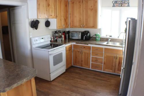 Cozy Tree-Area Home in Laramieにあるキッチンまたは簡易キッチン