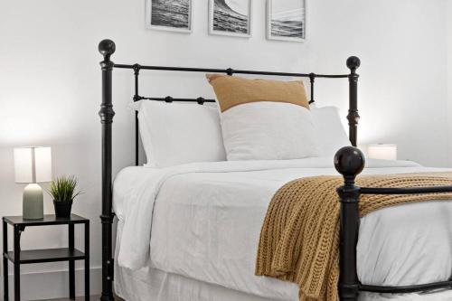 - une chambre avec un lit noir et blanc et des oreillers blancs dans l'établissement Las Olas Blvd Exclusive Apt with waterview, à Fort Lauderdale