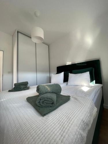 Un dormitorio con una cama con dos toallas encima. en Apartman GreenLo, en Zlatibor