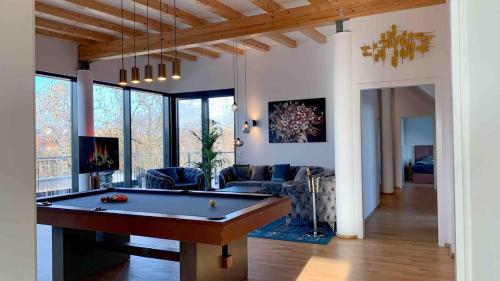 uma sala de estar com uma mesa de bilhar em Luxury Penthouse Jacuzzi, Pool Table, Bbq & Desks em Berlim