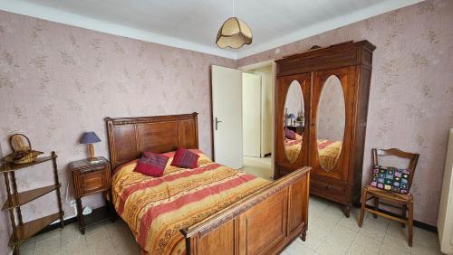 Saint-EstèveにあるMaisonのベッドルーム(ベッド1台、大きな鏡付)