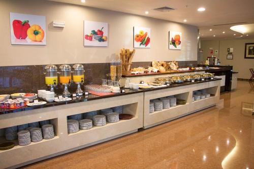 una línea de buffet con comida expuesta en un restaurante en Hilton Garden Inn Lima Surco, en Lima