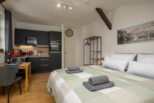 una camera da letto con un letto con due asciugamani sopra di SweetHome - Zentral - Küche & Parkplatz, WiFi a Halle an der Saale