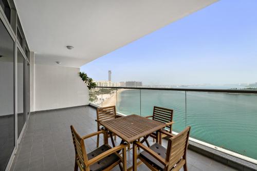 A balcony or terrace at VayK - Serene 1BD with Full Sea View on the Palm