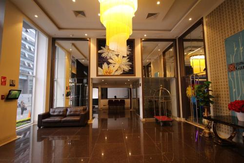 a lobby with a couch and a chandelier at Hilton Garden Inn Lima Surco in Lima