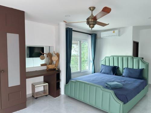 Postel nebo postele na pokoji v ubytování Pheonix Golf Pool Resort Villa