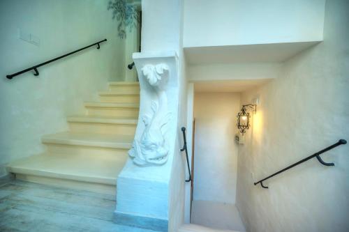a staircase with a white statue in a building at Charming 3 storey apartment in Valletta centre, NGRI1-1 in Valletta