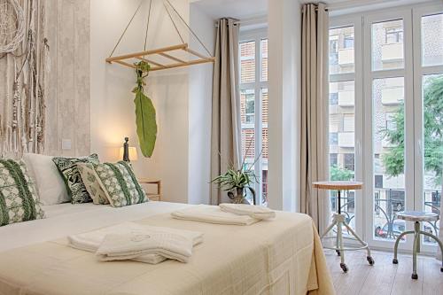 una camera da letto con un letto e una grande finestra di Guesthouse by Trip2Portugal a Lisbona