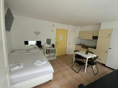- une chambre avec un lit et une petite table dans l'établissement Superbe Duplex Vue Château et Lac, à Neuchâtel