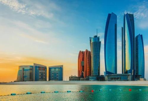 Heart of Abu Dhabi - Pearl Room في أبوظبي: اطلالة على أفق المدينة مع المباني