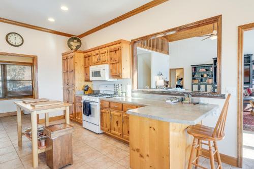 Η κουζίνα ή μικρή κουζίνα στο Hayesville Home with Hot Tub and Mountain Views!