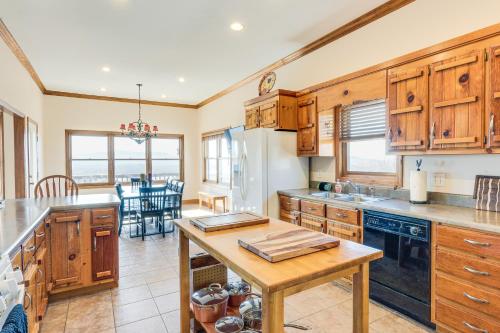Η κουζίνα ή μικρή κουζίνα στο Hayesville Home with Hot Tub and Mountain Views!