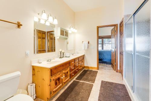 La salle de bains est pourvue d'un lavabo et d'une douche. dans l'établissement Hayesville Home with Hot Tub and Mountain Views!, à Hayesville