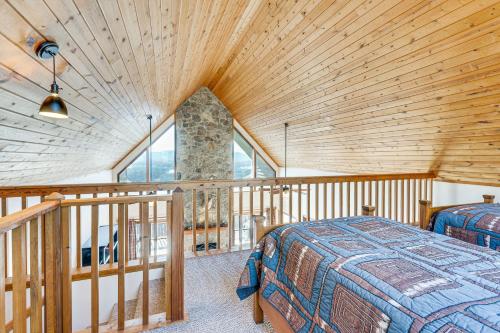 - une chambre avec un plafond en bois et un lit dans un dortoir dans l'établissement Hayesville Home with Hot Tub and Mountain Views!, à Hayesville
