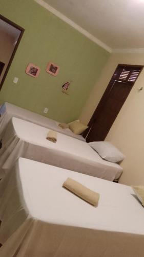 a room with two beds and a bath tub at Village Lagoinha Ceará in Paraipaba