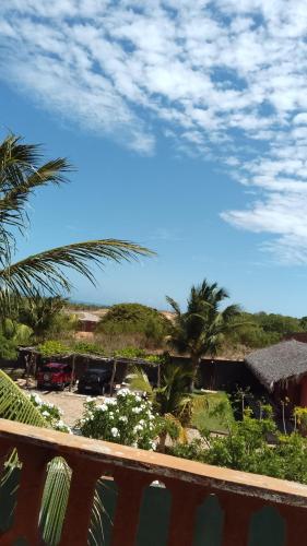 una vista dal balcone di un resort con palme di Village Lagoinha Ceará a Paraipaba