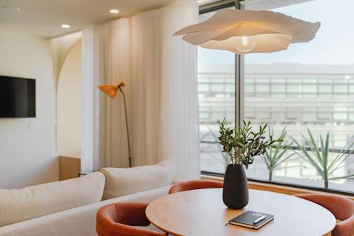 a living room with a table and a lamp at Feel Porto Corporate Housing Boavista in Porto