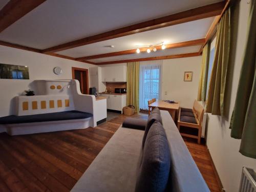 ein Wohnzimmer mit einem Sofa und einem Tisch in der Unterkunft Kachelofenwohnung Pölzleitner in Annaberg im Lammertal