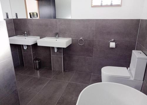 a bathroom with two sinks and a toilet at Cherry Bird Country Park in Newbury