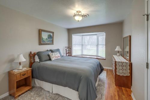 een kleine slaapkamer met een bed en een raam bij Peaceful Artesia Vacation Rental with Orchard Views! in Artesia