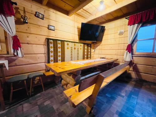- une salle à manger avec une table en bois dans une cabine dans l'établissement Bacówka u Bobika, à Waksmund