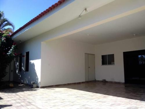 a large white building with a patio at kitnet Marilia 2 in Marília