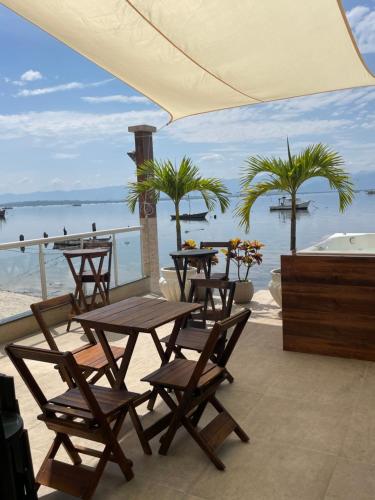a patio with tables and chairs and a bath tub at Escondidinho Bar, hostel e casa de festas in Rio de Janeiro