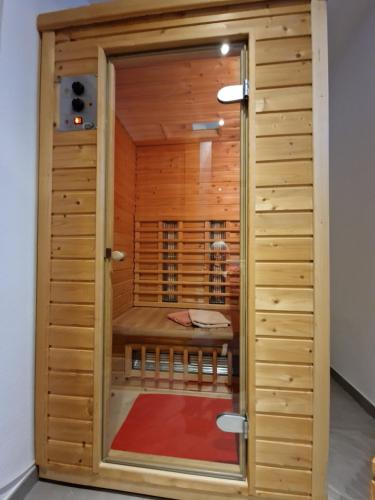 uma sauna de madeira com um tapete vermelho em Kachelofenwohnung Pölzleitner em Annaberg im Lammertal